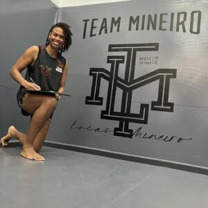 Luana Carolina Instagram - "Tenho um segredo para compartilhar com vocês" haha! 
Dia 01/07, estarei de volta ao octógono mais famoso do mundo, Vegas que nos aguarde. 🙅🏾‍♀️😁🚀🚀
.
.
#ufc #ufcbrasil #ludread #wmma #mma #fight #fighter #luta #jiujitsu #muaythai #wrestling #wakandaforever #dreadstyles