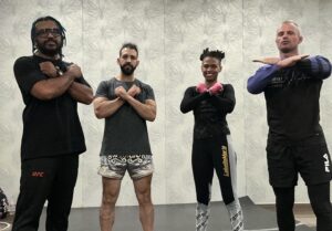 Luana Carolina Instagram - Que semana meus amigos, tive que fazer muitas escolhas no ano passado, escolhas difíceis, mas garças a Deus acredito que estou no caminho certo. Nessa luta já consegui colocar em prática mais o meu trabalho como atleta, executando os ensinamentos do meus professores, e mostrando ao mundo que a Luana Dread ainda não chegou no seu potencial máximo. Ainda não sou a lutadora que eu quero ser, mas vocês podem ter certeza que irei treinar muito para isso.
E muito obrigada a todos que de alguma forma colaboraram para que eu chegasse até esse momento.
🙅🏾‍♀️😁🤖🫰🏾

What a week my friends, I had to make a lot of choices last year, difficult choices, but thank God I believe I'm on the right path. In this fight I have already managed to put my work as an athlete into practice, implementing the teachings of my teachers, and showing the world that Luana Dread has not yet reached her maximum potential. I'm still not the fighter I want to be, but you can be sure that we will train hard for that.
And thank you very much to everyone who in some way helped me get to this moment.

#teamludread #ufc #ufcvegas #wmma