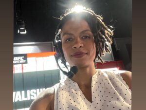 Luana Carolina Instagram - Ontem tive o prazer de ser convidada para participar do time de comentaristas do @ufcfightpassbr 

Uma experiência nova e desafiadora. Rarar Mas com a ajuda do @andreazevedo39 e o @carlaobarretooficial me senti a vontade, e pude falar um pouco sobre algo que eu amo, que é a luta, o MMA.
Muito obrigada a toda produção que faz parte desse time.🙏🏾🫶🏾👊🏾

.
#ufc #ufcfightpassbr #ufcbrasil #wmma #mma #comentarista #luta #fight #dreads