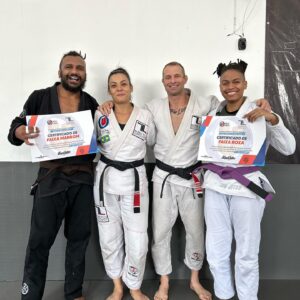 Luana Carolina Instagram - 🥋💜 Primeiramente quero agradecer o @marcelo_zotovici por me ensinar a gostar de jiujitsu  e ver o quanto essa modalidade seria importante para minha vida, não só como lutadora mas como pessoa também, não que tenha sido fácil. Rararar 
Mas hoje consigo ver a modalidade com outros olhos, e saber que posso evoluir um pouco mais a cada dia, ainda tenho muito para conquistar e fico feliz que posso contar com você e com o jiu também. Rararar 😂🫰🏾✌🏾
#jiujitsu #kimono #luta #graduation #bjj