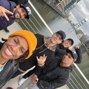 Luana Carolina Instagram - Um lugar especial, com pessoas especiais. ☺️😂👟Rarara
 #londres #london #lugarespecial #tenis #sneakerheads #sneakers #ufc #dreadstyles #dread