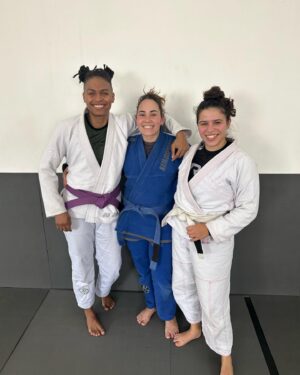 Luana Carolina Instagram - 🥋💜 Primeiramente quero agradecer o @marcelo_zotovici por me ensinar a gostar de jiujitsu  e ver o quanto essa modalidade seria importante para minha vida, não só como lutadora mas como pessoa também, não que tenha sido fácil. Rararar 
Mas hoje consigo ver a modalidade com outros olhos, e saber que posso evoluir um pouco mais a cada dia, ainda tenho muito para conquistar e fico feliz que posso contar com você e com o jiu também. Rararar 😂🫰🏾✌🏾
#jiujitsu #kimono #luta #graduation #bjj