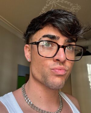 Luc Loren Instagram - Qué tal veis al Luquis con gafas??? Qué modelo me queda mejor? La verdad que aprovechando esta collab de @opticalia x @pullandbear tengo que empezar a aceptar la realidad de que veo cada día más desenfocado y que debería graduármelas🫠 Yo me veo divino la verdad❤️❤️❤️❤️ #OpticaliaPeople #Publi