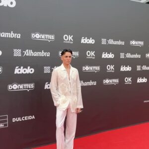 Luc Loren Instagram - Aprovecho esta desconexión del streaming de los @premiosidolo para enseñaros mi lookins y dar las gracias al universo por vivir esta experiencia tan gratificante. Espero que os esté gustando el directo en @movistarplus y el twitch de @iamcristinini 

Mi @jesuslafuente_ me ha vestido de @palomospain & @mansconceptmenswear & @alexsobronjewellery y el maquillaje y peluquería siempre a cargo de mi familia de @diorbeauty 

Me he puesto un faceup en la cara de collons porque me veía fatal y creo que así hasta me veo peor pero lo dejo subido. En el vídeo tenéis mi cara de verdad con filtros