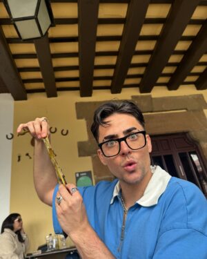Luc Loren Instagram - Qué tal veis al Luquis con gafas??? Qué modelo me queda mejor? La verdad que aprovechando esta collab de @opticalia x @pullandbear tengo que empezar a aceptar la realidad de que veo cada día más desenfocado y que debería graduármelas🫠 Yo me veo divino la verdad❤️❤️❤️❤️ #OpticaliaPeople #Publi