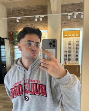 Luc Loren Instagram - Qué tal veis al Luquis con gafas??? Qué modelo me queda mejor? La verdad que aprovechando esta collab de @opticalia x @pullandbear tengo que empezar a aceptar la realidad de que veo cada día más desenfocado y que debería graduármelas🫠 Yo me veo divino la verdad❤️❤️❤️❤️ #OpticaliaPeople #Publi