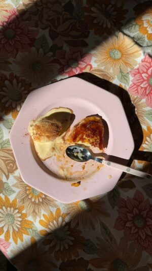 Luc Loren Instagram - TORRIJAS DE DIVAS✨ atención porque nosotros hemos hecho 7 pero esta mezcla da para 12!! Sale a 0,4 la ud ;)

TORRIJAS PREMIUM
Para 7-12
En 15 min
Por 4,8€ 

Infusionar 250ml de leche y 250 ml de nata con piel de limón, piel de naranja y canela
Cortar el pan de leche o el brioche en rebanadas grandes
Añadir 100g de azúcar y 2 yemas de huevo a la leche
Empapar el pan con la leche aromatizada
Carameliza 100g de azúcar en una sartén y añade 50g de mantequilla
Cocina las torrijas en el toffee un minuto por cada lado o hasta que se tueste
1L de leche entera 0,91€ > 0,22
500ml de nata 1,65€ > 0,8
1 kg de azúcar 1,45€ > 0,29
Pan de leche 2,85€ > 1,4
6 huevos 2,5€ > 0,8
2 kg naranjas 2,99€ > 0,3
1 limón 0,4€
Canela 1,33€ > 0,2
Helado 2,3€ > 0,2