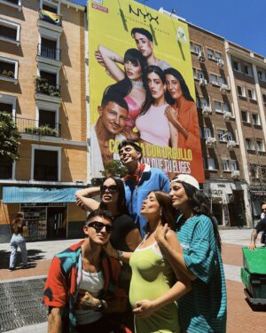 Luc Loren Instagram - LA FAMILIA QUE ELIGES 🌈❤️🧡💛💚💙💜 Estamos flipando por la pedazo de lona que han puesto en Chueca 🥹😍 Y es que si algo tenemos, es que estamos orgullosxs cada día de sentir, ser y expresar lo que somos ☺️ VIVA EL ORGULLO 🔥🔥🔥