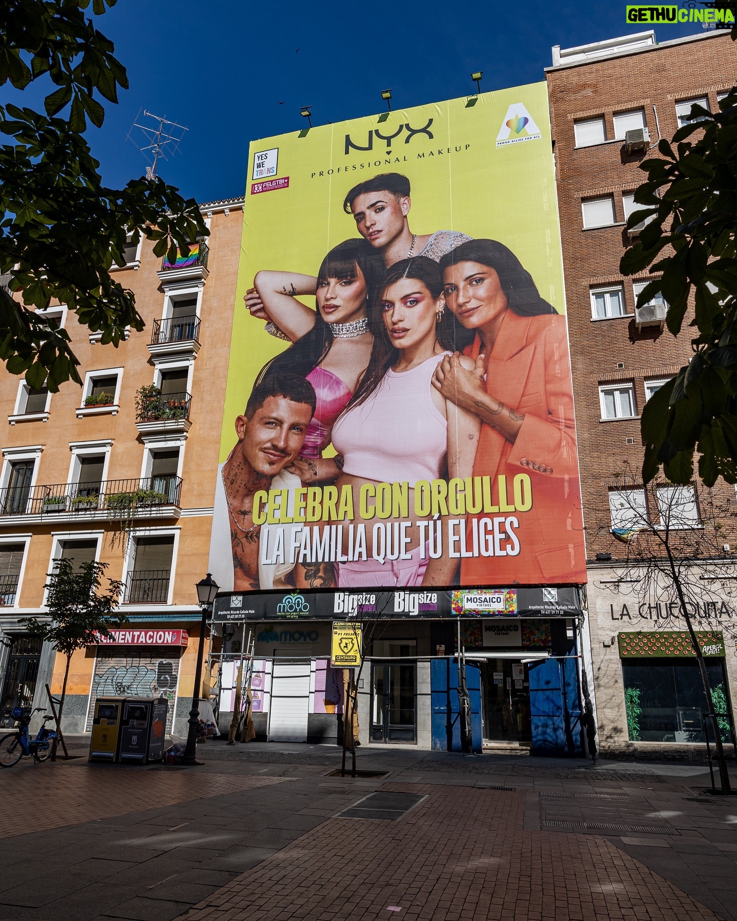Luc Loren - 60.1K Likes - LA FAMILIA QUE ELIGES 🌈❤️🧡💛💚💙💜 Estamos flipando por la pedazo de lona que han puesto en Chueca 🥹😍 Y es que si algo tenemos, es que estamos orgullosxs cada día de sentir, ser y expresar lo que somos ☺️ VIVA EL ORGULLO 🔥🔥🔥