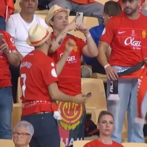Luc Loren Instagram - Si mi abuela me viera😭 siempre pienso en ella cuando me pasan cosas relacionadas con el fútbol⚽️ gracias @copadelreyoficial @rfef por la oportunidad de lucir este show en una cita tan importante✨🌈 ha sido una experiencia que nunca olvidaré. Gracias a mis niñas de @qualitydancestudio por ser las mejores y a mi equipo @davidmcampillo @dskpop por aguantarme😬😅 nunca imaginé poder pisar un sitio así y hacer esto🏳️‍🌈🏳️‍🌈🏳️‍🌈 lo siento una conquista! vamos con todo mis queridísimas, osk