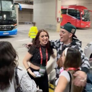Luc Loren Instagram - Si mi abuela me viera😭 siempre pienso en ella cuando me pasan cosas relacionadas con el fútbol⚽️ gracias @copadelreyoficial @rfef por la oportunidad de lucir este show en una cita tan importante✨🌈 ha sido una experiencia que nunca olvidaré. Gracias a mis niñas de @qualitydancestudio por ser las mejores y a mi equipo @davidmcampillo @dskpop por aguantarme😬😅 nunca imaginé poder pisar un sitio así y hacer esto🏳️‍🌈🏳️‍🌈🏳️‍🌈 lo siento una conquista! vamos con todo mis queridísimas, osk