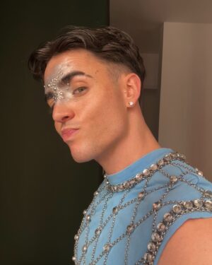 Luc Loren Instagram - Como fue este makeup tripofóbico??? AMOOOOO✨✨✨✨ me lo hizo mi family de @nyxcosmetics_es @di0nisie 🥹🌈