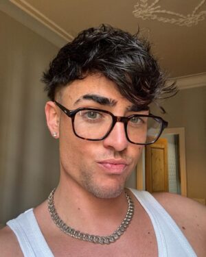 Luc Loren Instagram - Qué tal veis al Luquis con gafas??? Qué modelo me queda mejor? La verdad que aprovechando esta collab de @opticalia x @pullandbear tengo que empezar a aceptar la realidad de que veo cada día más desenfocado y que debería graduármelas🫠 Yo me veo divino la verdad❤️❤️❤️❤️ #OpticaliaPeople #Publi