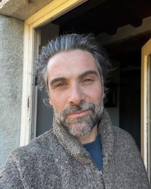 Luca Calvani Instagram - 🥶❄️“In questo freddo lunedi mattina, desidero augurare a tutti voi una fantastica settimana. Un “caloroso” saluto a tutti, che siamo giorni pieni di gioia e soddisfazioni.
E ora faccio un bel respiro e e mi metto in viaggio per Milano. 
✨🙌🏼 
Buona settimana a tutti!”
#goodmorning #letsgo