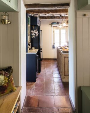Luca Calvani Instagram - 🏡 Il passaggio da un ambiente al successivo deve essere fluido, i colori, le tonalità, qualcosa della stanza in cui arriviamo ci deve ricordare quella che abbiamo appena lasciato e viceversa. Il beige di questa boiserie, e in tonalità col bianco leggermente sabbia della cucina. E’ uno sforzo in più che molti non noteranno, in realtà tutti avvertiranno un’armonia nella tua casa, un fluire naturale degli spazi e delle energie, non sapranno dare un nome a quel non so che, ma tu si…

#home #design #interiordesign #mudroom #kitchen #countryhouse #countrydesign #countrydecor #tuscany #color