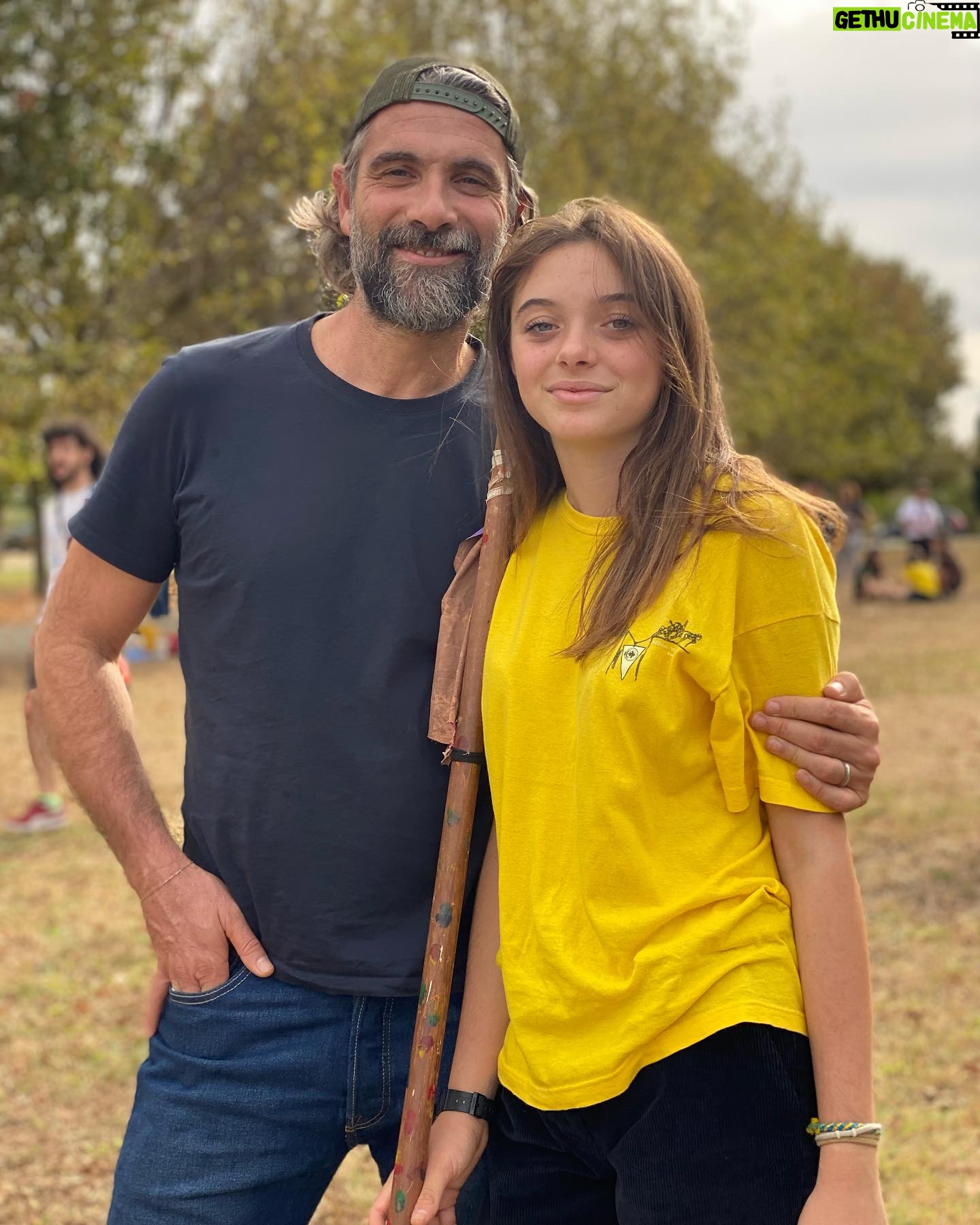 Luca Calvani - 2.7K Likes - Ricomcia l’anno scout!
🍃 Al vedere mia figlia intraprendere lo stesso percorso scoutistico che ho percorso io da ragazzo, mi si riempie il cuore di orgoglio e gioia. È una meraviglia sapere che sta crescendo in un ambiente che valorizza la natura, la comunità e l'integrità. La tradizione continua, e con essa la speranza di un futuro luminoso per la nostra gioventù. 🏕️ @bianca.calvani #ScoutDiGenerazione #OrgoglioPaterno #LaNaturaChiama
#agesci #prato2
