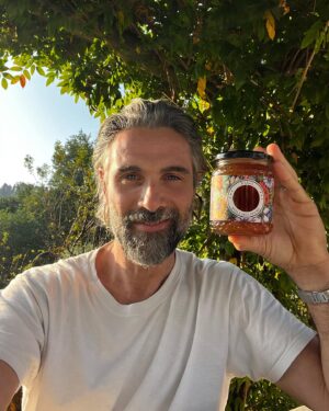 Luca Calvani Instagram - 🐝 Quest'anno la raccolta del miele de Le Gusciane è stata oltre le aspettative! Grazie alla crescita rigogliosa delle piante di Elicriso e Lavanda, il nostro millefiori ha acquisito un gusto unico e indimenticabile, e lo stesso vale per il nostro polline. Abbiamo davvero un miele eccezionale in offerta quest'anno. 💛

Vi invitiamo a scoprire di più e a sostenere il nostro progetto Bee-O, l'apiario de Le Gusciane. Cliccate sul link in bio per immergervi nel mondo delle nostre api e del loro prezioso miele. 
@legusciane 
@alefrenk 

#MieleGusciane #BeeO #ApiarioLeGusciane #Millefiori #Elicriso #Lavanda #Sostenibilità #ProgettoBeeO #SalvaLeApi 🍯🌼🌱🐝