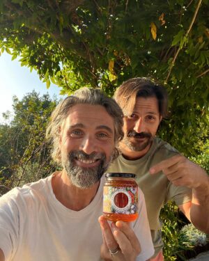 Luca Calvani Instagram - 🐝 Quest'anno la raccolta del miele de Le Gusciane è stata oltre le aspettative! Grazie alla crescita rigogliosa delle piante di Elicriso e Lavanda, il nostro millefiori ha acquisito un gusto unico e indimenticabile, e lo stesso vale per il nostro polline. Abbiamo davvero un miele eccezionale in offerta quest'anno. 💛

Vi invitiamo a scoprire di più e a sostenere il nostro progetto Bee-O, l'apiario de Le Gusciane. Cliccate sul link in bio per immergervi nel mondo delle nostre api e del loro prezioso miele. 
@legusciane 
@alefrenk 

#MieleGusciane #BeeO #ApiarioLeGusciane #Millefiori #Elicriso #Lavanda #Sostenibilità #ProgettoBeeO #SalvaLeApi 🍯🌼🌱🐝