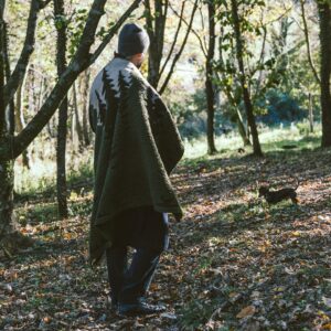 Luca Calvani Instagram - 🏡🌲 Nel cuore silenzioso del bosco invernale, la natura si rivela in tutta la sua serenità. Mentre mi avventuro tra gli alberi semi-spogli, sono catturato dalla luce che si insinua tra i rami, creando un gioco di chiaroscuri magico e incantevole.

John Muir scrisse: ‘Tra ogni due pini c’è una porta che conduce a una nuova vita.’ Nel bosco tra il fruscio delle foglie apre un varco, verso un luogo dove il tempo si sospende e ogni respiro si carica di vita.

L’inverno non è solo una stagione, è un artista che dipinge paesaggi di inaudita bellezza, una tavolozza di colori sottili e sfumature fredde. Ogni albero, ogni raggio di luce, contribuisce a questa opera d’arte, offrendo rifugio e pace per l’anima.

Ph @intheblinkofamirror 

#bosco #inverno #dicembre #country #countrylife #home #gentleman #gentlemanstyle #lifestyle #lifestylemodel