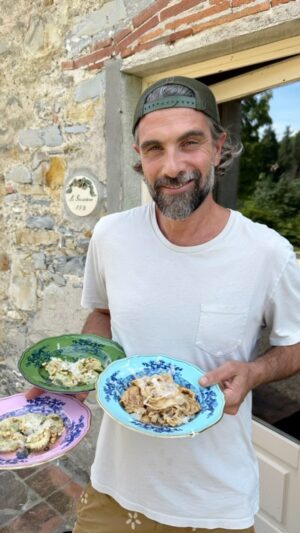 Luca Calvani Instagram - 👨🏻‍🍳 Il mio amore per la cucina non è nato ieri. È cresciuto giorno dopo giorno, arricchito dai viaggi di una vita e tra i fornelli del nostro piccolo casale ha messo le radici, tra profumi avvolgenti e ricette tramandate di generazione in generazione. E sapeste quante storie honno raccolto tra queste mura, ciascuna intrecciata a un piatto, a un sapore, a un ricordo...
La vera magia della cucina non sta solo nel cuocere. Sta nel condividere. Nel passare quel sapore, quella tradizione, quel segreto ben custodito a qualcun altro. Ecco perché amo  fare le cooking class al nostro casale. 🍳

🍅 Le tecniche della nostra tradizione. 
🍷I sapori e i segreti dei nostri vini. 
🌱 Per connettersi all’essenza della nostra terra.

Perché, in fondo, la cucina è un linguaggio universale, fatto di amore, passione e, soprattutto, condivisione. 
Unn viaggio culinario dove la conoscenza incontra i gusti autentici del nostro territorio.

Puoi prenotate una cooking class a Le Gusciane e lasciatevi guidare in questa avventura dei sensi! 🥖🍇

#CookingClass #CasaleCulinary #TradizioniInTavola #AmorePerLaCucina #Tuscany #countryinn #countrylife #experience #travel #food #foodporn #foodblogger #socialeating #cucinaitaliana #cooking #goodmorning #ravioli