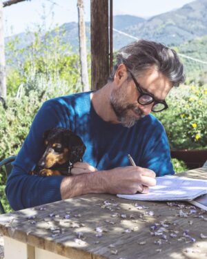 Luca Calvani Instagram - 🏡 Le mie giornate qui al casale sono sempre diverse, delle volte partiamo presto per andare per vivai, altre sono dedicate alla scrittura. Ma con l’arrivo dei fine settimana io e Camillo ci prepariamo per andare al mercato ortofrutticolo di Camaiore.  Porto sempre Camillo con me, oramai lo conoscono e lo salutano tutti. Prima di partire controllo i menù fissati per le cene e il brunch e faccio la lista della spesa. Camillo sicuramente non capisce quello che sto facendo, ma si crogiola in braccio a me. Non pensa a quello che verrà poi, a lui basta starmi vicino, sotto questo sole che ci scalda e l’aria fresca del mattino.

#goodmorning #countrylife #countryinn #farmer #tuscany #gentleman #home #dachshund #life #love 

Ph @intheblinkofamirror