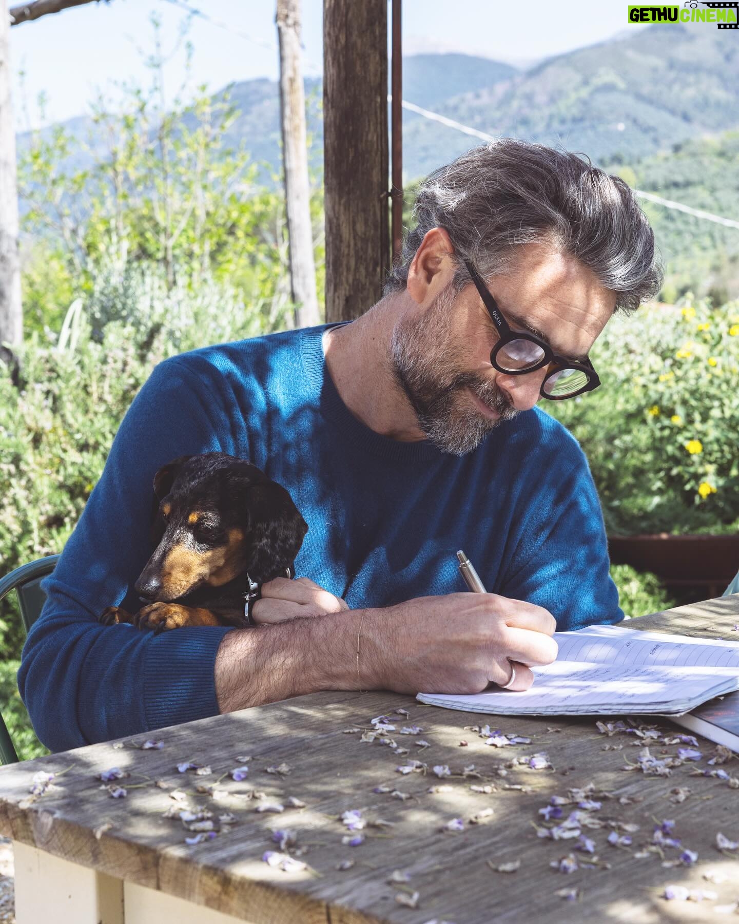 Luca Calvani - 2.4K Likes - 🏡 Le mie giornate qui al casale sono sempre diverse, delle volte partiamo presto per andare per vivai, altre sono dedicate alla scrittura. Ma con l’arrivo dei fine settimana io e Camillo ci prepariamo per andare al mercato ortofrutticolo di Camaiore. Porto sempre Camillo con me, oramai lo conoscono e lo salutano tutti. Prima di partire controllo i menù fissati per le cene e il brunch e faccio la lista della spesa. Camillo sicuramente non capisce quello che sto facendo, ma si crogiola in braccio a me. Non pensa a quello che verrà poi, a lui basta starmi vicino, sotto questo sole che ci scalda e l’aria fresca del mattino.
#goodmorning #countrylife #countryinn #farmer #tuscany #gentleman #home #dachshund #life #love
Ph @intheblinkofamirror