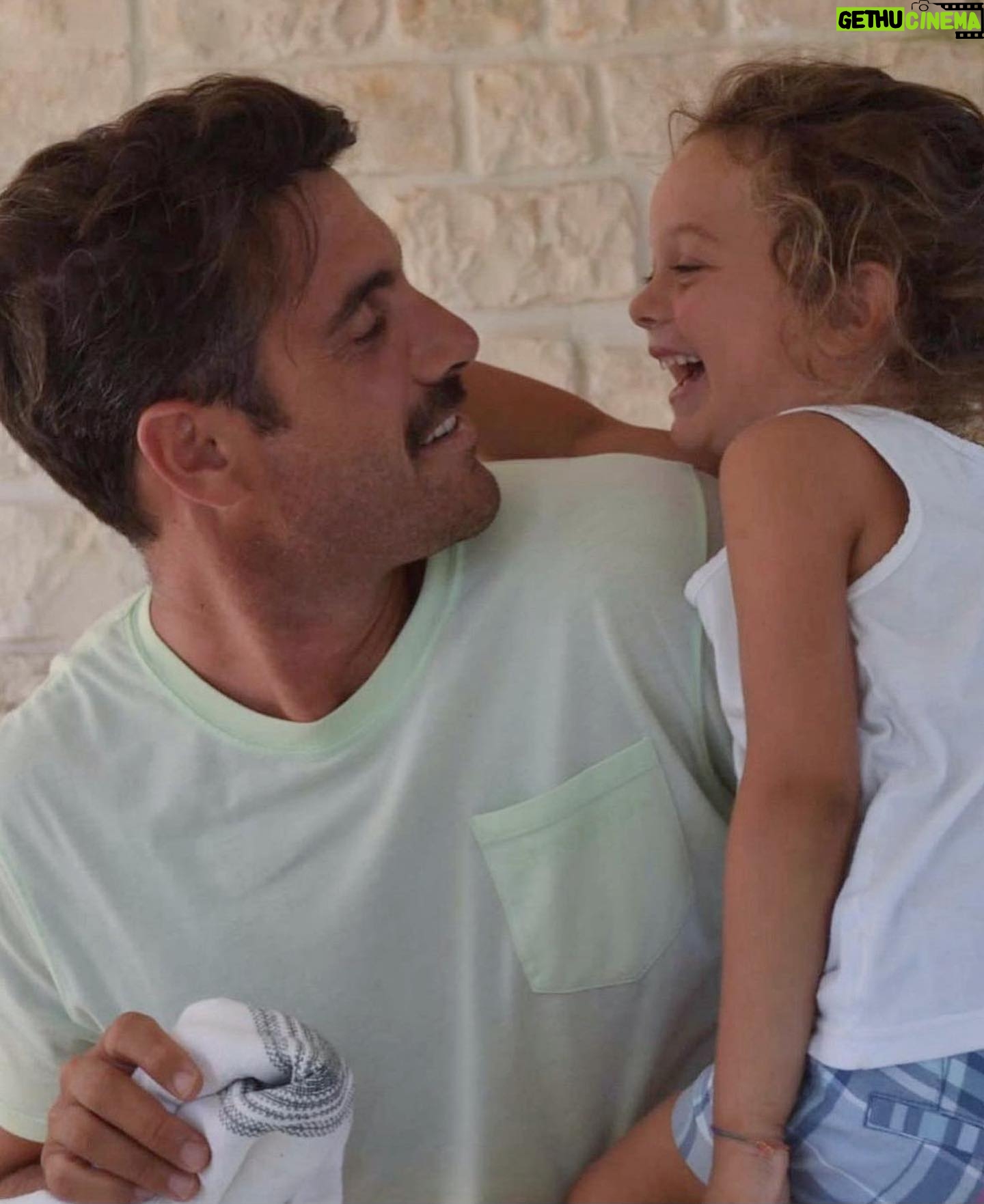 Luca Calvani - 2.7K Likes - Oggi è International Daughter Day giornata mondiale delle figlie. La paternità è un dono prezioso, perché ogni giorno che passa mi spinge a crescere, ad andare oltre i miei limiti, le figlie sono una benedizione, ci vuole tanta pazienza e comprensione ma che viaggio incredibile è stato ed è essere tuo babbo Bianca mia… l’instinto di proteggerti ma anche la meraviglia di vederti così gagliarda e deteminata. Ti auguro di realizzare tutti i tuoi sogni, e spero di essere sempre per te un faro, come tu sei per me.
🦁❤️🐭
#internationaldaughtersday International #babbo #piccoledonne