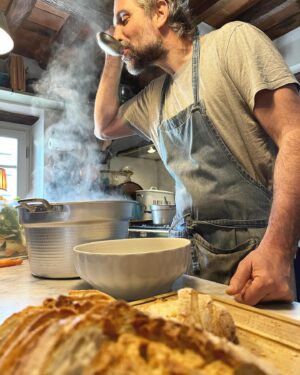 Luca Calvani Instagram - 🏡👨🏻‍🍳 La ribollita che a Prato chiamiamo comunemente minestra di pane è un piatto povero molto nutriente che come diceva mia nonna viene bene se se ne fa tanto. Quindi avvisate gli amici per organizzare una cena o preparate tanti contenitori per poter prestare a parenti e vicini, perché quando si fa la minestra di pane, la mangia tutto il vicinato. La mia nonna Dina la faceva usando il “gambuccio” del prosciutto, ma si può fare anche una versione tutta vegetariana. Ci ho messo un po’ a trovare quel sapore, ma quando ci sono riuscito per la prima volta e le Gusciane si è riempito dell’aroma della Minestra di pane, in un attimo mi sono ritrovato nel tinello della mia nonna Dina. I sapori sanno fare anche questo, ci fanno viaggiare nel tempo e tornare bambini.
E voi avete mai provato a fare la Ribollita ? 

#ribollita #ricetta #ricettadelgiorno #ricettaitaliana #cucina #cucinaitaliana🇮🇹 #food #foodlover #tuscany #foodexperience