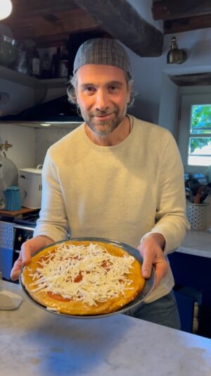 Luca Calvani Instagram - 👨🏻‍🍳 Questa ricetta ha una storia molto particolare, in realtà nasce da una passione di Alessandro per le parole Francesi, una di queste era “Ratatouille” che si rigirava in bocca arricciando la lingua divertito. Ma quella che veramente lo stregò fu la parola Tarte Tatin, la finale sospesa e nasale aveva un suono cosi piacevole che giocava a ripeterla in continuazione anche a Borlotto. La preparazione poi della torta stessa lo appassionava col colpo di scena finale e ill ribaltamento della torta. Io la trovo gustosa e mi piace fare piccole variazioni ogni volta. Sicuramente un tocco “francese” viene dato dalle cipolle caramellate. Se volete potere rifinire la torta con della ricotta salata e delle foglie di basilico.

#cucinare #cucina #ricette #food #vegetarian #vegetarianfood #countrylife #tuscany #saturday #home