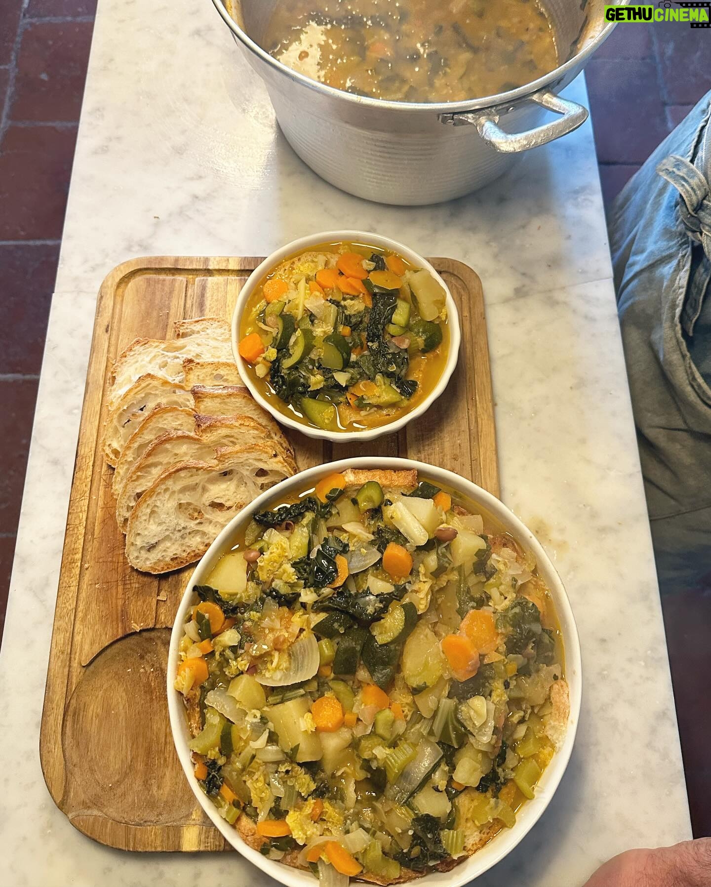 Luca Calvani - 1K Likes - 🏡👨🏻🍳 La ribollita che a Prato chiamiamo comunemente minestra di pane è un piatto povero molto nutriente che come diceva mia nonna viene bene se se ne fa tanto. Quindi avvisate gli amici per organizzare una cena o preparate tanti contenitori per poter prestare a parenti e vicini, perché quando si fa la minestra di pane, la mangia tutto il vicinato. La mia nonna Dina la faceva usando il “gambuccio” del prosciutto, ma si può fare anche una versione tutta vegetariana. Ci ho messo un po’ a trovare quel sapore, ma quando ci sono riuscito per la prima volta e le Gusciane si è riempito dell’aroma della Minestra di pane, in un attimo mi sono ritrovato nel tinello della mia nonna Dina. I sapori sanno fare anche questo, ci fanno viaggiare nel tempo e tornare bambini.
E voi avete mai provato a fare la Ribollita ?
#ribollita #ricetta #ricettadelgiorno #ricettaitaliana #cucina #cucinaitaliana🇮🇹 #food #foodlover #tuscany #foodexperience