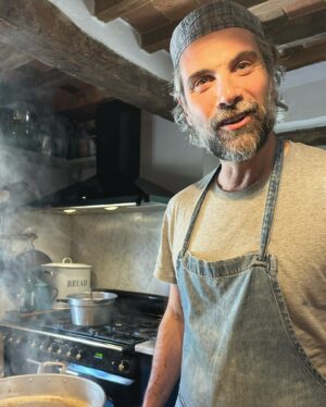 Luca Calvani Instagram - 🏡👨🏻‍🍳 La ribollita che a Prato chiamiamo comunemente minestra di pane è un piatto povero molto nutriente che come diceva mia nonna viene bene se se ne fa tanto. Quindi avvisate gli amici per organizzare una cena o preparate tanti contenitori per poter prestare a parenti e vicini, perché quando si fa la minestra di pane, la mangia tutto il vicinato. La mia nonna Dina la faceva usando il “gambuccio” del prosciutto, ma si può fare anche una versione tutta vegetariana. Ci ho messo un po’ a trovare quel sapore, ma quando ci sono riuscito per la prima volta e le Gusciane si è riempito dell’aroma della Minestra di pane, in un attimo mi sono ritrovato nel tinello della mia nonna Dina. I sapori sanno fare anche questo, ci fanno viaggiare nel tempo e tornare bambini.
E voi avete mai provato a fare la Ribollita ? 

#ribollita #ricetta #ricettadelgiorno #ricettaitaliana #cucina #cucinaitaliana🇮🇹 #food #foodlover #tuscany #foodexperience