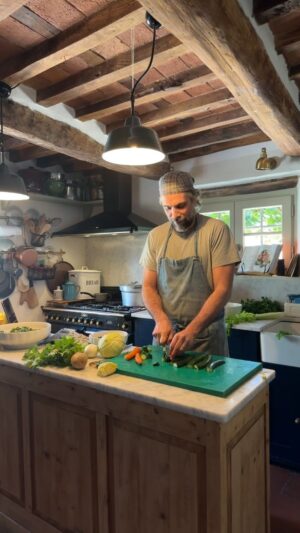 Luca Calvani Instagram - 🏡👨🏻‍🍳 La Ribolitta come la fa il Calvani…

Con questi ingredienti ci possono mangiare 12 persone.

500g di patate
500g di carote
500g di cipolle
1 cuore di sedano
1 mazzetto di bietola
1/4 di cavolo cappuccio
1/4 di cavolo verza
2 cimette di cavolo nero
2 zucchine medie
300g di cannellini lessati
375g di borlotti lessati 
500g di pane toscano sciapo
1 Cucchiaio di concentrato di Pomodoro
Olio evo 

#ribolitta #minestradipane #ricetteitaliane #cucina #cucinaitaliana🇮🇹 #tuscany #food #vegetarian #vegeterianfood