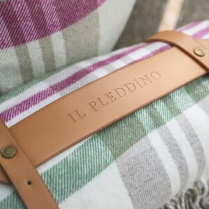 Luca Calvani Instagram - 🏡🧒🏻🐶 Con l’arrivo della primavera io e Borlotto vi presentiamo i nuovi colori del Pleddino, che prendono il nome da una città Toscana meravigliosa “Volterra”. 

#goodmorning #spring #tuscany #cottage #plaid #textiles #tessuti #tessile #tessilecasa #casa #home #homedecor #countrystyle #tuscany
