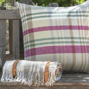 Luca Calvani Instagram - 🏡🧒🏻🐶 Con l’arrivo della primavera io e Borlotto vi presentiamo i nuovi colori del Pleddino, che prendono il nome da una città Toscana meravigliosa “Volterra”. 

#goodmorning #spring #tuscany #cottage #plaid #textiles #tessuti #tessile #tessilecasa #casa #home #homedecor #countrystyle #tuscany