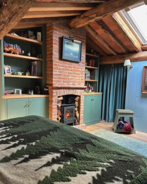 Luca Calvani Instagram - Buongiorno a tutti! 
Oggi voglio condividere con voi la soddisfazione per questa stanza al casale, che è diventata il nostro appartamento. 🏡
Questo open-space ospita un camino in mattoni di recupero e una libreria che contiene tutti i nostri libri e oggetti vari. ✨La parete divisoria che separa la nostra stanza da quella di Bianca nasconde una TV e una postazione di lavoro proprio sotto una  finestra per tetti. 🔥 Adoro l’atmosfera di rifugio di montagna che questa stanza emana, calda e accogliente.
@legusciane 
#design #interiordesign #home #farmhouse #travel #holidays #countryinn #tuscany