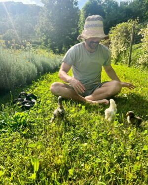 Luca Calvani Instagram - 🐓
Chissà se il Creatore, si compiace della sua opera?✨
Alle volte ti guardo, ti spio un po’, e mi viene da ridere pensando quanto si potrebbe compiacere di te creatura meravigliosa. 🐯
Ecco perché mi diverto a fotografarti dall’alto, mentre ti prendi cura del tuo giardino, o  coccoli i tuoi animali…
Mi piace avere quel punto di vista, quello che avrebbe chi si affacciasse dall’alto ad ammirare tutto il creato, e scorgesse fra tutte te, l’anima bella che sei, col tuo cuore grande, e gli occhi buoni. 
🤣🐝💚
