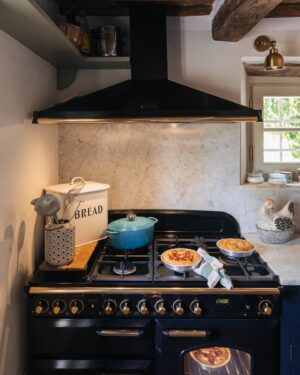 Luca Calvani Instagram - Le domeniche mattina hanno una magia speciale. Mentre il sole spunta dalla finestra, la cucina diventa un santuario d’amore e gioia. Più tardi, ci ritireremo al calore del camino, i nostri cani accoccolati vicino, mentre ci crogioliamo nel comfort della reciproca compagnia. Sono questi i momenti per cui viviamo, dove il tempo rallenta e gustiamo la semplice gioia di stare insieme. Davvero, le domeniche sono fatte per l’amore, le risate e il calore degli affetti. 
🏡❤️🔥
@legusciane 
#subday #cucinaitaliana #food #kitchen #englishstyle #italiandesign