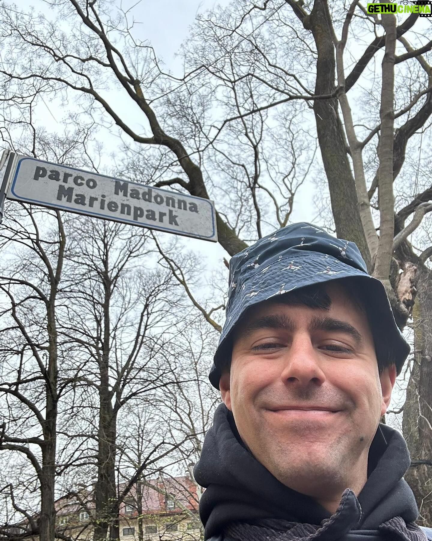 Luca Ravenna - 18.9K Likes - 6 repliche in 7 giorni, in 6 città.
Sanremo Mestre Udine Bolzano Schio Ferrara
1. Parco a Bolzano
2. @aristonsanremo
3. attivista che blocca l’autostrada
4. l’itinerario
5. @teatrocomunaleferrara pubblico stupendo
6. Ich habe so getan, als würde ich Deutsch sprechen, um für das Bozen-Date zu werben
7. spettacolare teatro di Udine
8. Siepe a forma di cappello degli alpini
9. divano appena comprato
10. di nuovo Ferrara che al momento è la mia città preferita
Grazie davvero a tutte le persone che sono venute a vedere RedSox. Grazie ai ragazzi e alle ragazze che hanno aperto.
Prossima tappa Torino @teatrocolosseo 2 x Sold Out
🤍❤️💙