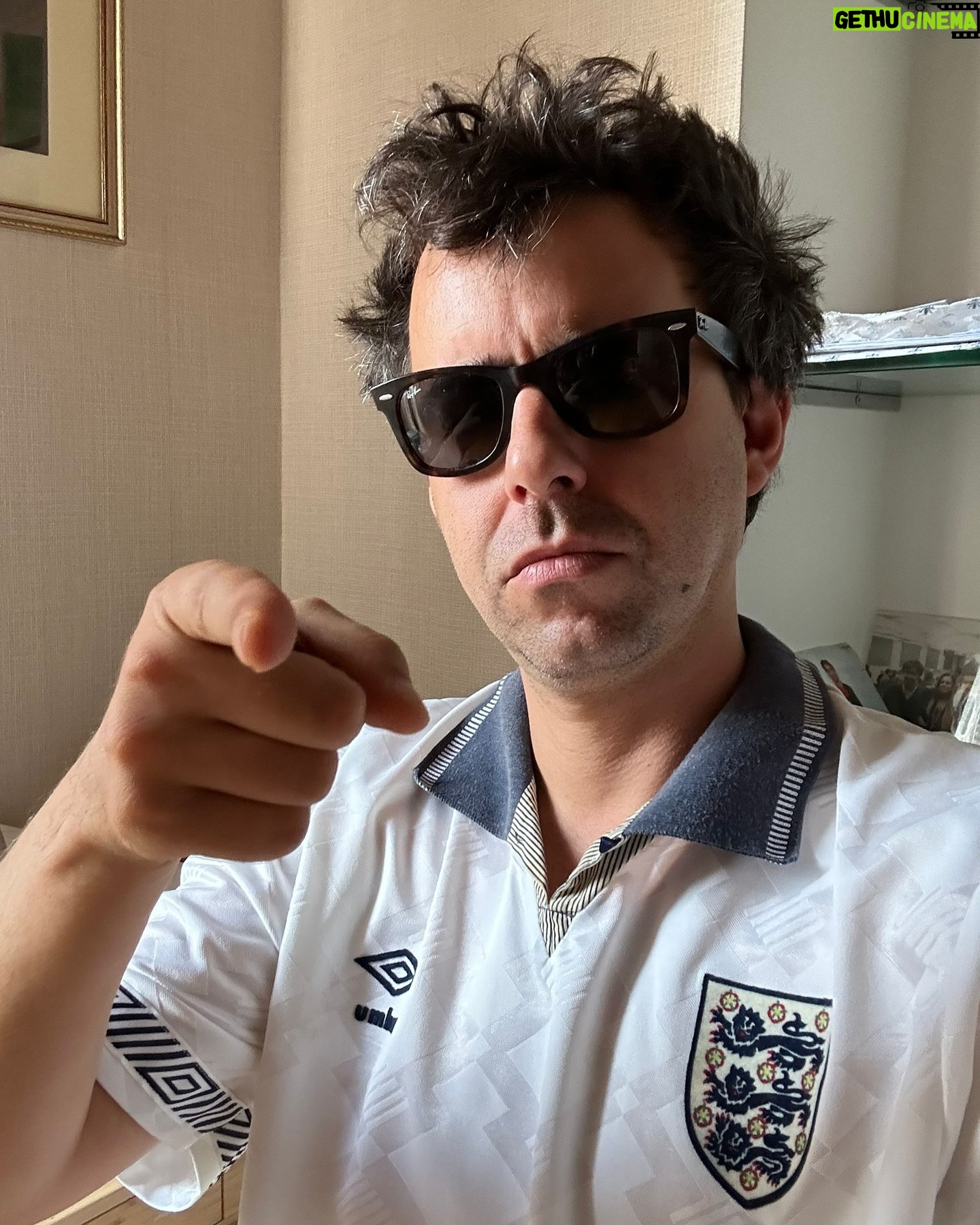 Luca Ravenna - 17.9K Likes - Fotoracconto dell’ultimo mese
1. “Ma che cazzo ce vai a fa dal Papa” - disse @giorgiomontanini77
2. Il papa vero mi ha chiamato e mi ha detto: “Sono Giorgio Montanini”
3. It’s coming Europe - biglietti Red Sox disponibili
4. Il tour eccolo qui
5. La partita del torneo @matberrettini @janniksin @effe7effe
6. @videocittà con il Ricardo Villalobos della stand up comedy
7. Dimmi che colazione fai e ti dico chi sei
8. 50 sfumature di Tu Madre (2014/2024)