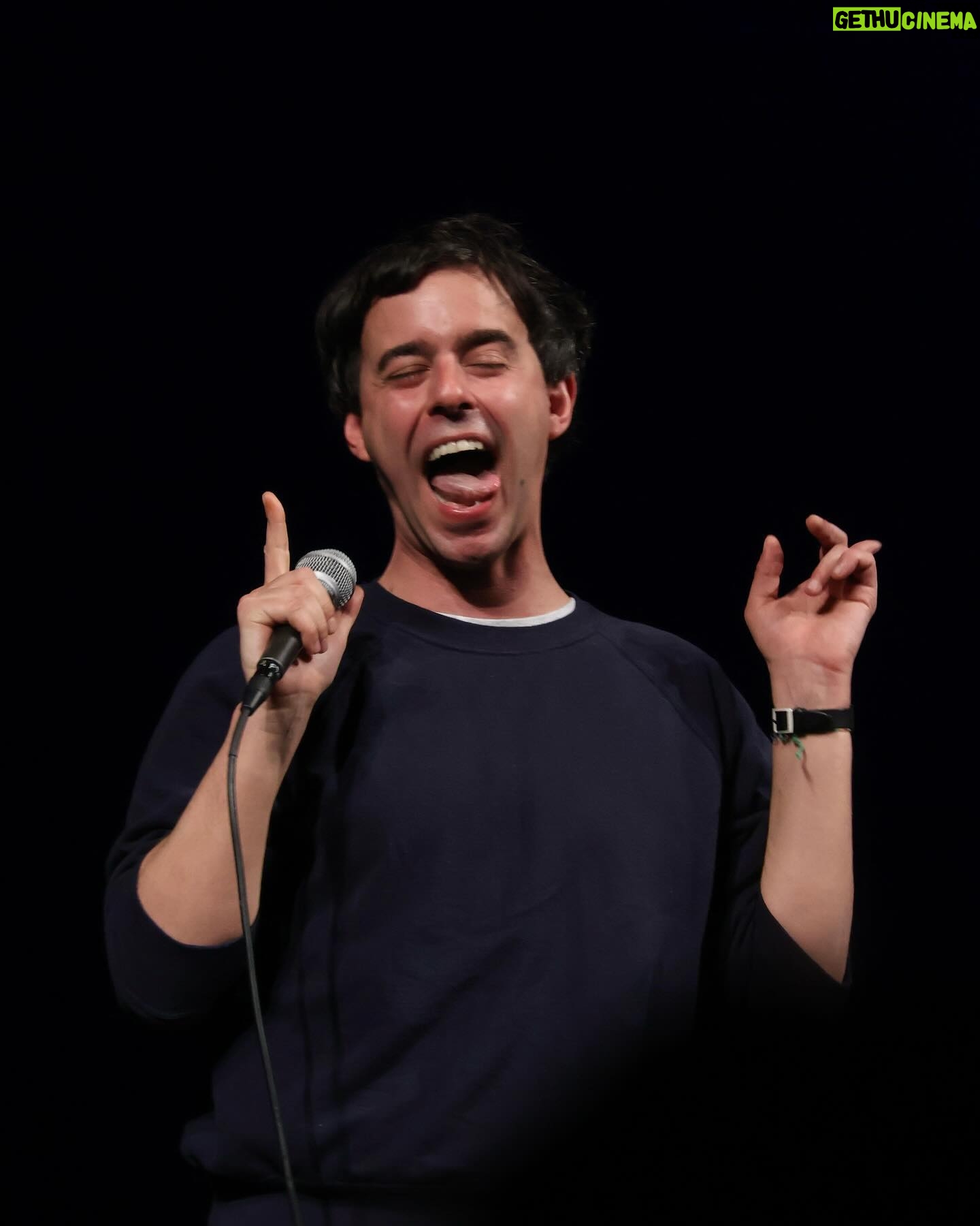 Luca Ravenna - 18.9K Likes - 6 repliche in 7 giorni, in 6 città.
Sanremo Mestre Udine Bolzano Schio Ferrara
1. Parco a Bolzano
2. @aristonsanremo
3. attivista che blocca l’autostrada
4. l’itinerario
5. @teatrocomunaleferrara pubblico stupendo
6. Ich habe so getan, als würde ich Deutsch sprechen, um für das Bozen-Date zu werben
7. spettacolare teatro di Udine
8. Siepe a forma di cappello degli alpini
9. divano appena comprato
10. di nuovo Ferrara che al momento è la mia città preferita
Grazie davvero a tutte le persone che sono venute a vedere RedSox. Grazie ai ragazzi e alle ragazze che hanno aperto.
Prossima tappa Torino @teatrocolosseo 2 x Sold Out
🤍❤️💙