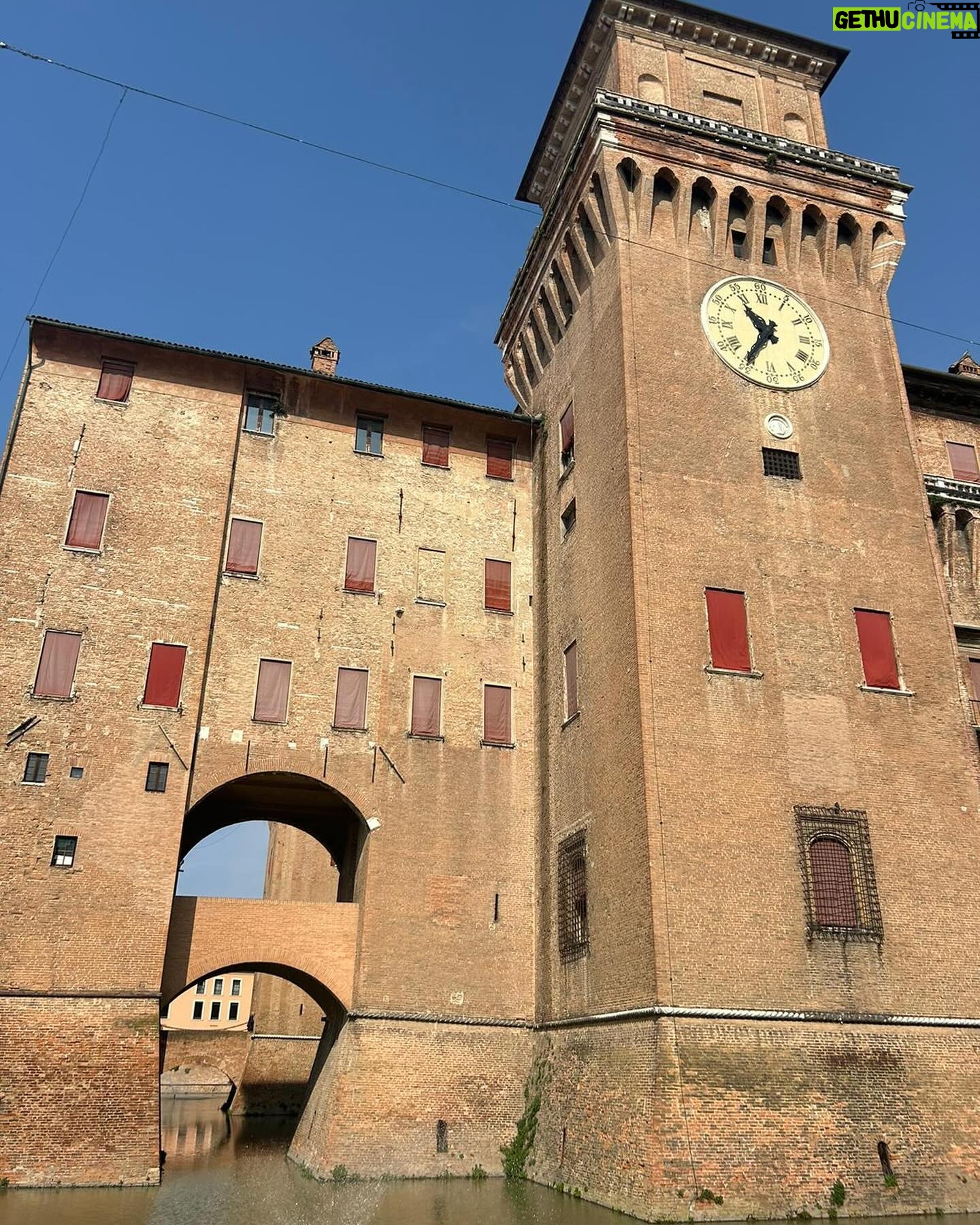 Luca Ravenna - 18.9K Likes - 6 repliche in 7 giorni, in 6 città.
Sanremo Mestre Udine Bolzano Schio Ferrara
1. Parco a Bolzano
2. @aristonsanremo
3. attivista che blocca l’autostrada
4. l’itinerario
5. @teatrocomunaleferrara pubblico stupendo
6. Ich habe so getan, als würde ich Deutsch sprechen, um für das Bozen-Date zu werben
7. spettacolare teatro di Udine
8. Siepe a forma di cappello degli alpini
9. divano appena comprato
10. di nuovo Ferrara che al momento è la mia città preferita
Grazie davvero a tutte le persone che sono venute a vedere RedSox. Grazie ai ragazzi e alle ragazze che hanno aperto.
Prossima tappa Torino @teatrocolosseo 2 x Sold Out
🤍❤️💙