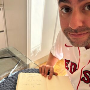 Luca Ravenna Instagram - “Caro Babbo Natale vorrei andare a vedere una partita di baseball” 🎁⚾️
“TI GIUvO” che sono stato bravo anche se ad ogni data dello spettacolo scherzo su mio fratello” 
🎅🎄🎤🇧🇷
Tutte le date al link in bio🎫
@tridentmusicofficial 
@piper_lizia 
@wowmgmt 
@goigest 
@thecomedyclub.it
