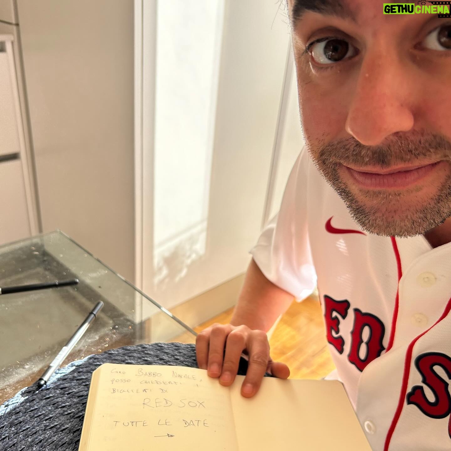 Luca Ravenna - 12.4K Likes - “Caro Babbo Natale vorrei andare a vedere una partita di baseball” 🎁⚾️
“TI GIUvO” che sono stato bravo anche se ad ogni data dello spettacolo scherzo su mio fratello”
🎅🎄🎤🇧🇷
Tutte le date al link in bio🎫
@tridentmusicofficial
@piper_lizia
@wowmgmt
@goigest
@thecomedyclub.it