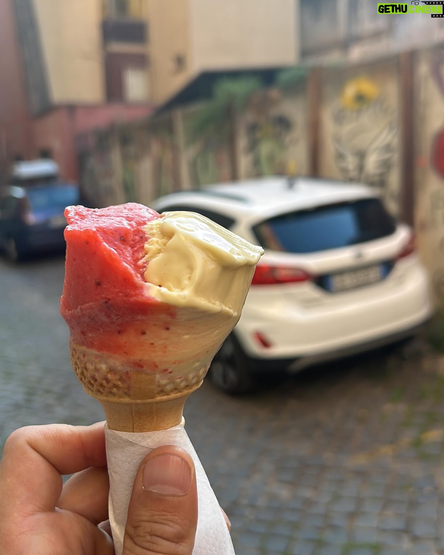 Luca Ravenna - 18.1K Likes - I capisaldi:
L’aperitivo
Gli Strokes
La bella Roma
Foto 1-4 della queen @chiaramirelli
Foto 2-5-6-7 mie devo dire, molto normali 🍦 🌅
Foto 3 (autore ignoto) @loreup_comedy Big Open Mic in Town che ieri hanno ospitato anche me @sandanieletinti e @grandiraponi 🎤 💅