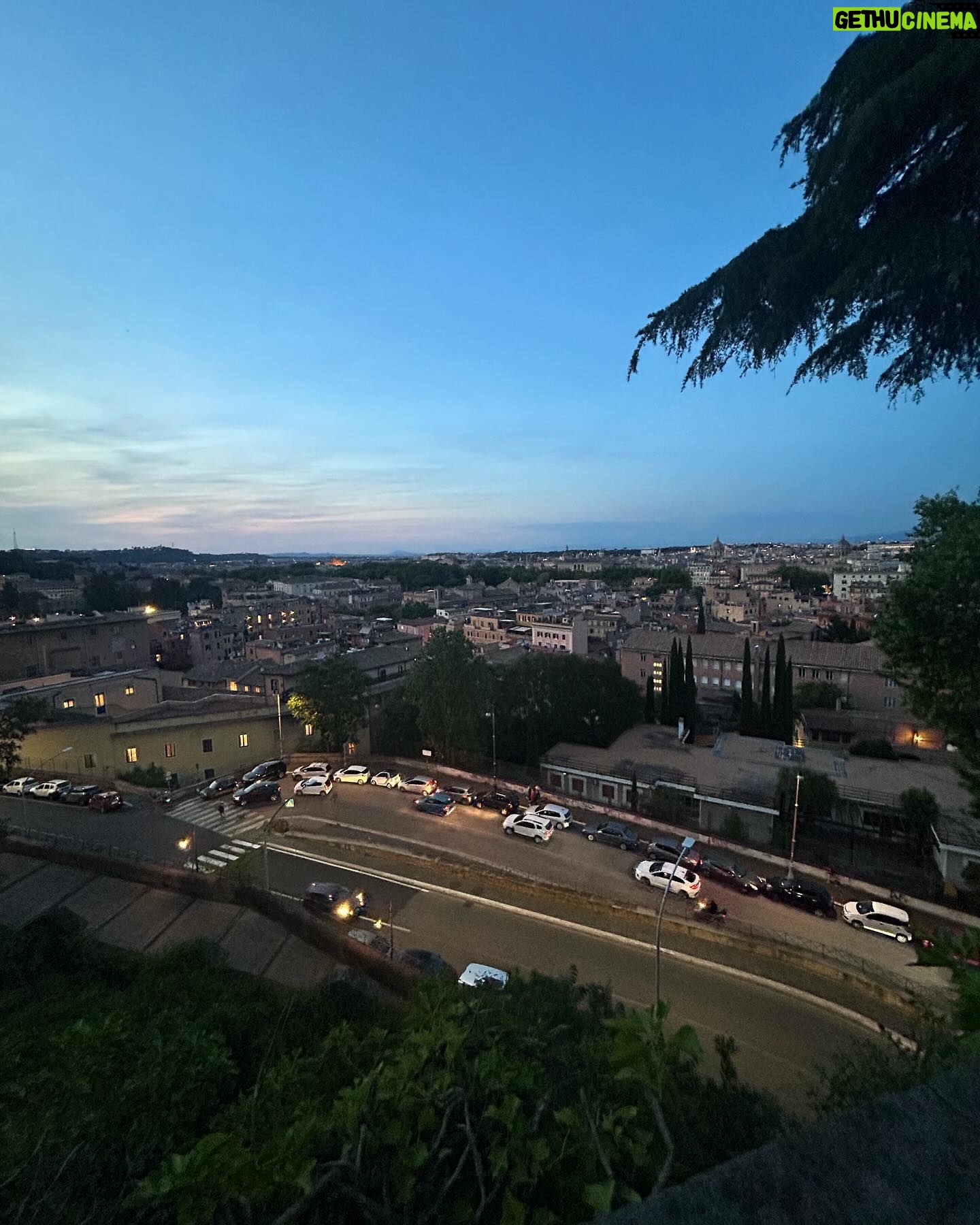 Luca Ravenna - 18.1K Likes - I capisaldi:
L’aperitivo
Gli Strokes
La bella Roma
Foto 1-4 della queen @chiaramirelli
Foto 2-5-6-7 mie devo dire, molto normali 🍦 🌅
Foto 3 (autore ignoto) @loreup_comedy Big Open Mic in Town che ieri hanno ospitato anche me @sandanieletinti e @grandiraponi 🎤 💅