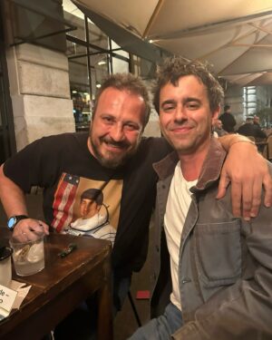 Luca Ravenna Instagram - Fotoracconto dell’ultimo mese
1. “Ma che cazzo ce vai a fa dal Papa” - disse @giorgiomontanini77 
2. ⁠Il papa vero mi ha chiamato e mi ha detto: “Sono Giorgio Montanini”
3. ⁠It’s coming Europe - biglietti Red Sox disponibili 
4. ⁠Il tour eccolo qui
5. La partita del torneo @matberrettini @janniksin @effe7effe 
6. ⁠@videocittà con il Ricardo Villalobos della stand up comedy 
7. Dimmi che colazione fai e ti dico chi sei
8. ⁠50 sfumature di Tu Madre (2014/2024)
