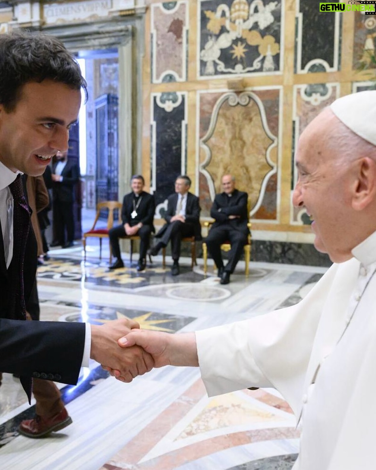 Luca Ravenna - 17.9K Likes - Fotoracconto dell’ultimo mese
1. “Ma che cazzo ce vai a fa dal Papa” - disse @giorgiomontanini77
2. Il papa vero mi ha chiamato e mi ha detto: “Sono Giorgio Montanini”
3. It’s coming Europe - biglietti Red Sox disponibili
4. Il tour eccolo qui
5. La partita del torneo @matberrettini @janniksin @effe7effe
6. @videocittà con il Ricardo Villalobos della stand up comedy
7. Dimmi che colazione fai e ti dico chi sei
8. 50 sfumature di Tu Madre (2014/2024)