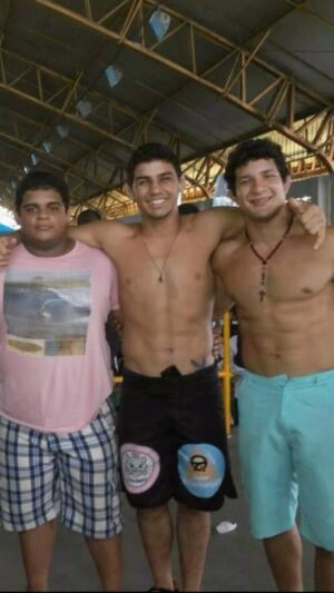 Lucas Barbosa Instagram - Este ano perdi dois irmãos que o Jiu Jitsu me deu. Esses caras moraram comigo na academia e juntos dividíamos o mesmo sonho de sermos lutadores profissionais. Saíamos na mão todos os dias e ajudávamos uns aos outros nos momentos difíceis. Eles foram minha família quando eu não tinha a minha por perto. Muitas boas lembranças serão guardadas, meus amigos. Descansem em paz! 🖤🙏🏼🕊️