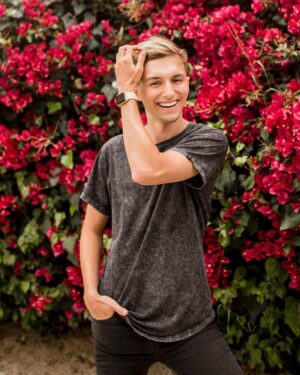Lucas Cruikshank Instagram - 🌼”Man, I swear I love her, how she work the damn pole
Hit the strip club, we be lettin' bands go”🌺 #inspiringquotes