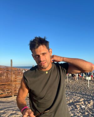 Lucas Velasco Instagram - Por qué esa postura de cabeza no ? 😝 ⚡️ ☀️